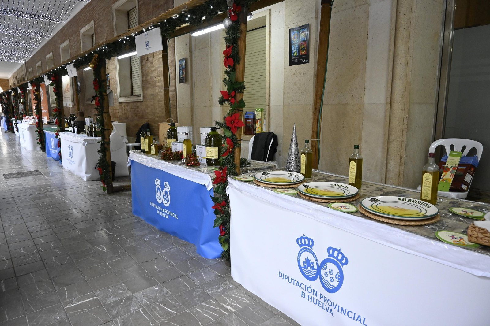 Stand de aceites en la Gran Vía de Huelva, en imágenes