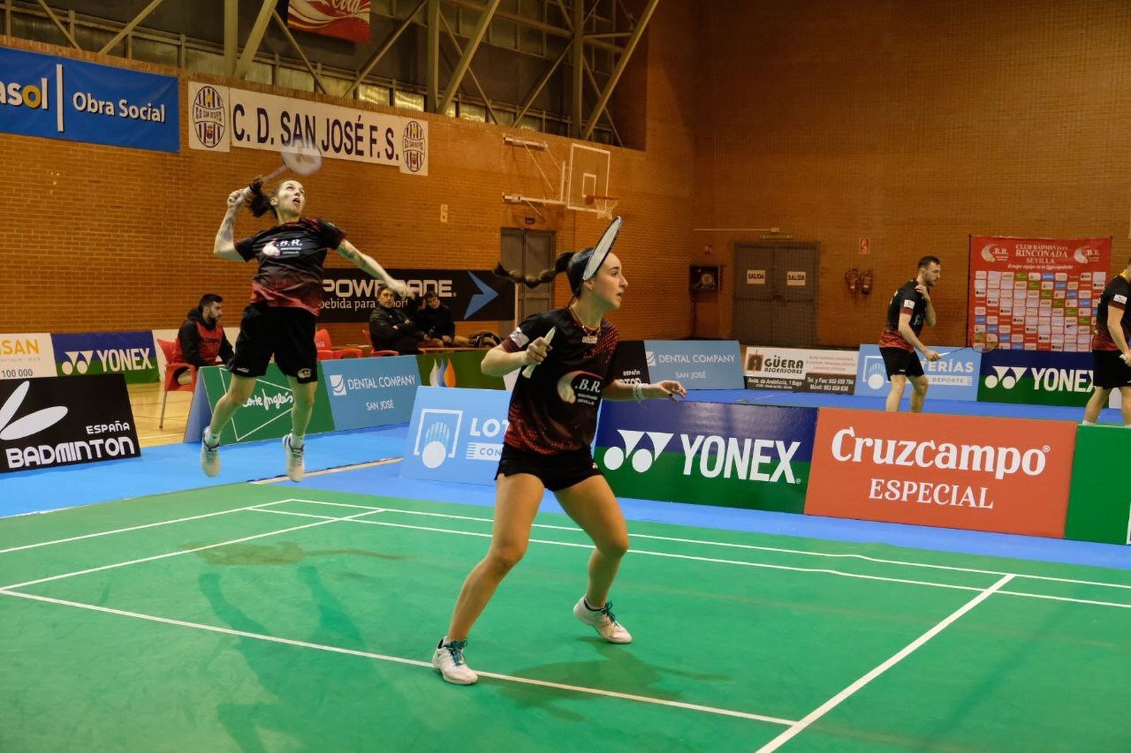 Bea Corrales y Claudia Leal en el partido de dobles.