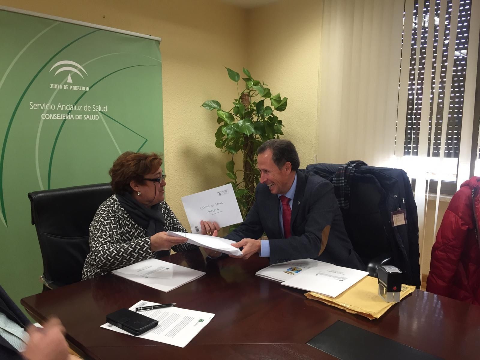 La directora general del SAS y el regidor chiclanero en Sevilla tras la rúbrica de la cesión del equipamiento sanitario.
