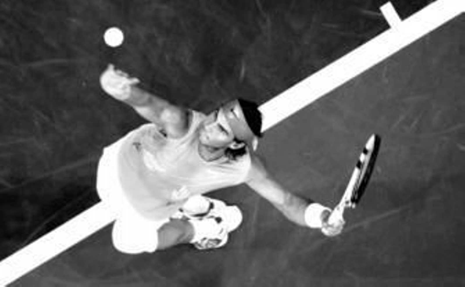 Nadal, visto desde el techo del pabellón , efectúa un primer saque.