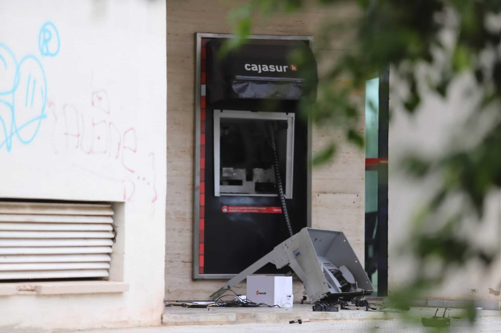 Las imágenes del atraco a un cajero automático en Huelva