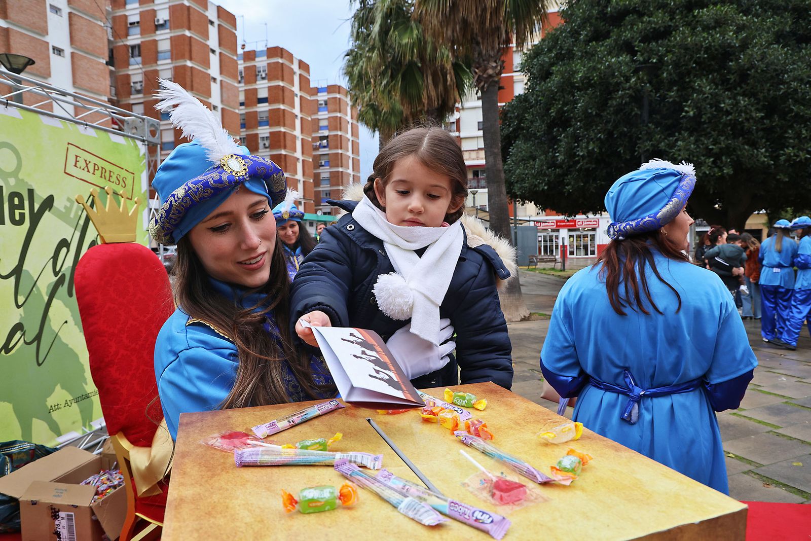 Los Pajes Reales recogen las cartas de los más pequeños en la Plaza Houston