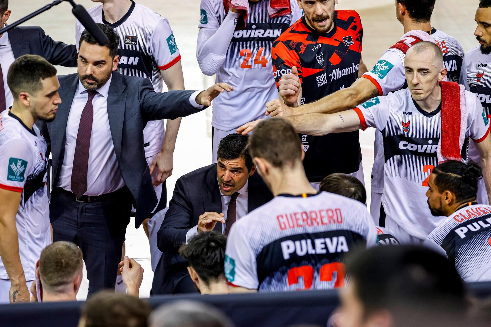 Pin da instrucciones a los suyos en el último partido