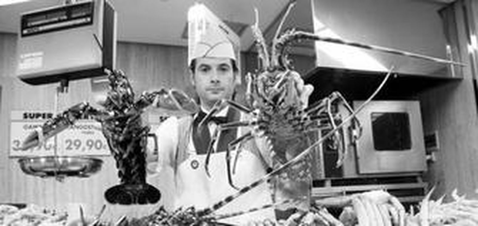 Un pescadero de El Corte Inglés muestra ayer un bogavante y una langosta.