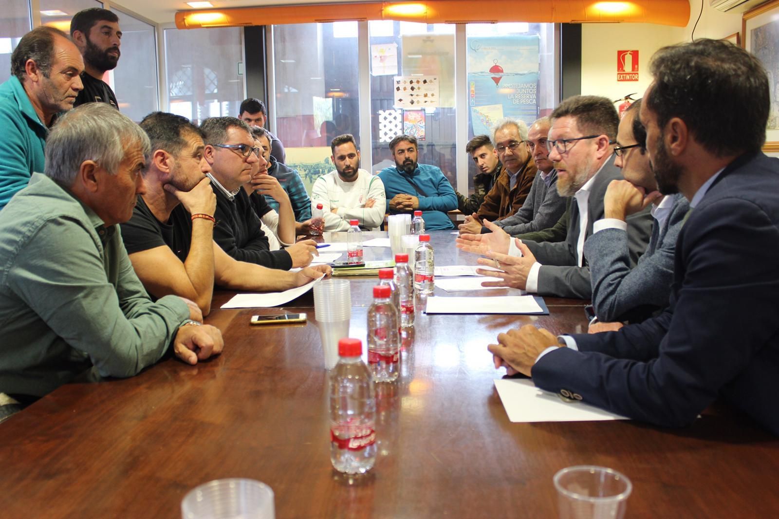 El consejero de Agricultura y Pesca, reunido con el sector de la chirla de Sanlúcar.