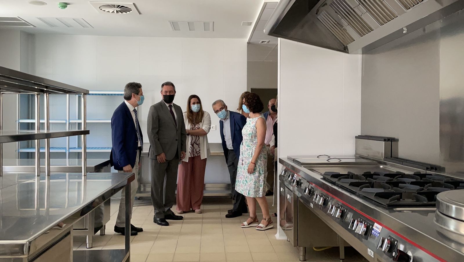 El alcalde durante la visita a la nueva residencia de mayores en El Porvenir.