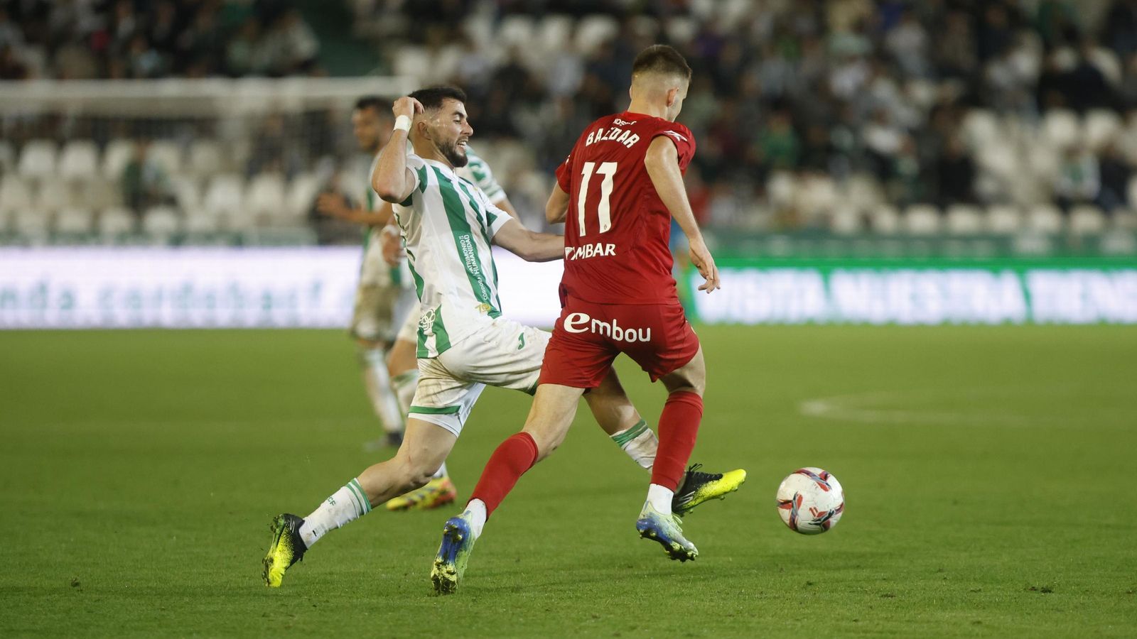 Samed Bazdar, uno de los internacionales del Zaragoza, supera a Jacobo en el duelo ante el Córdoba CF de la primera vuelta.