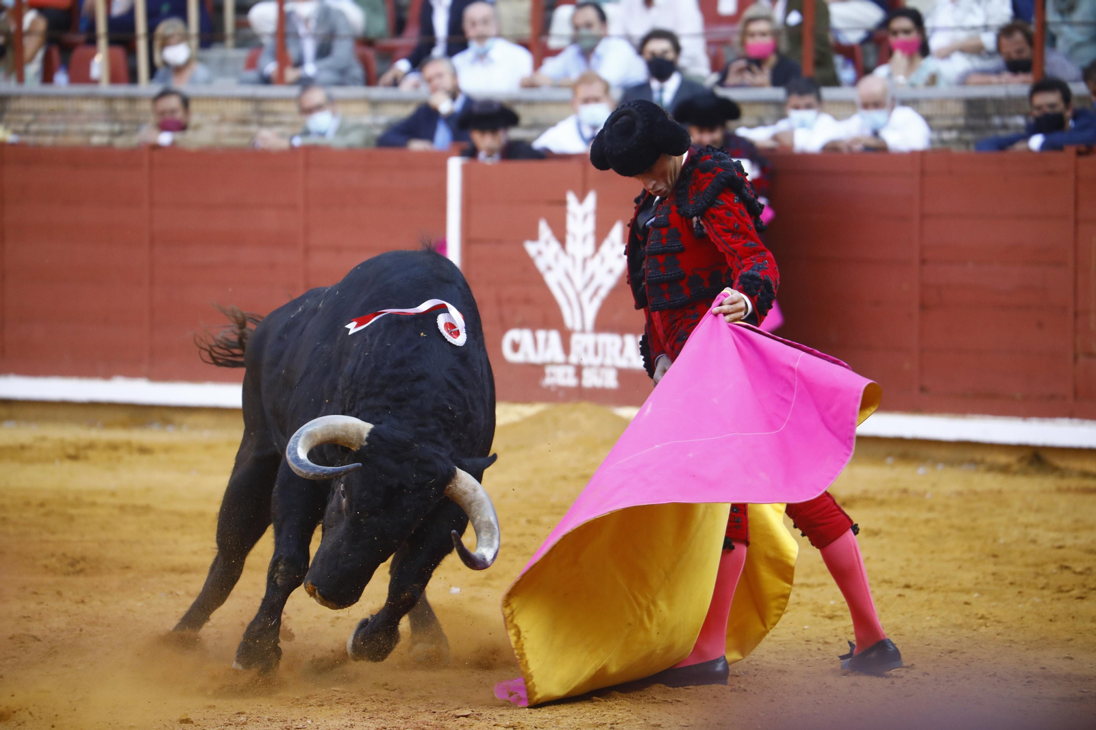 Finito de Córdoba escribe una página de oro con el capote.