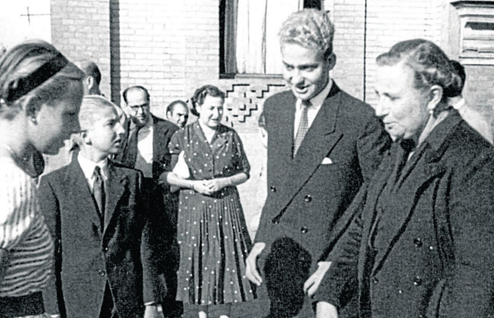 En 1955, el Príncipe de Asturias, Juan Carlos, llega a Sevilla en tren por la estación de Córdoba.