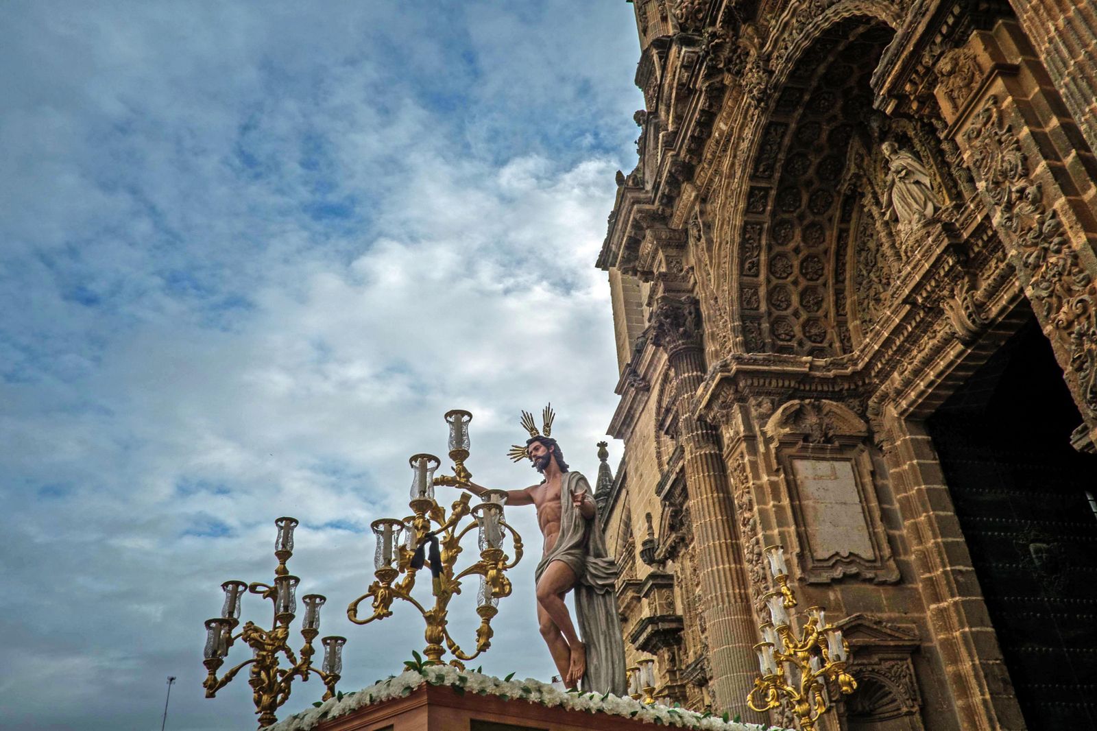 Imagen del Señor de la Sagrada Resurrección saliendo de la Catedral.