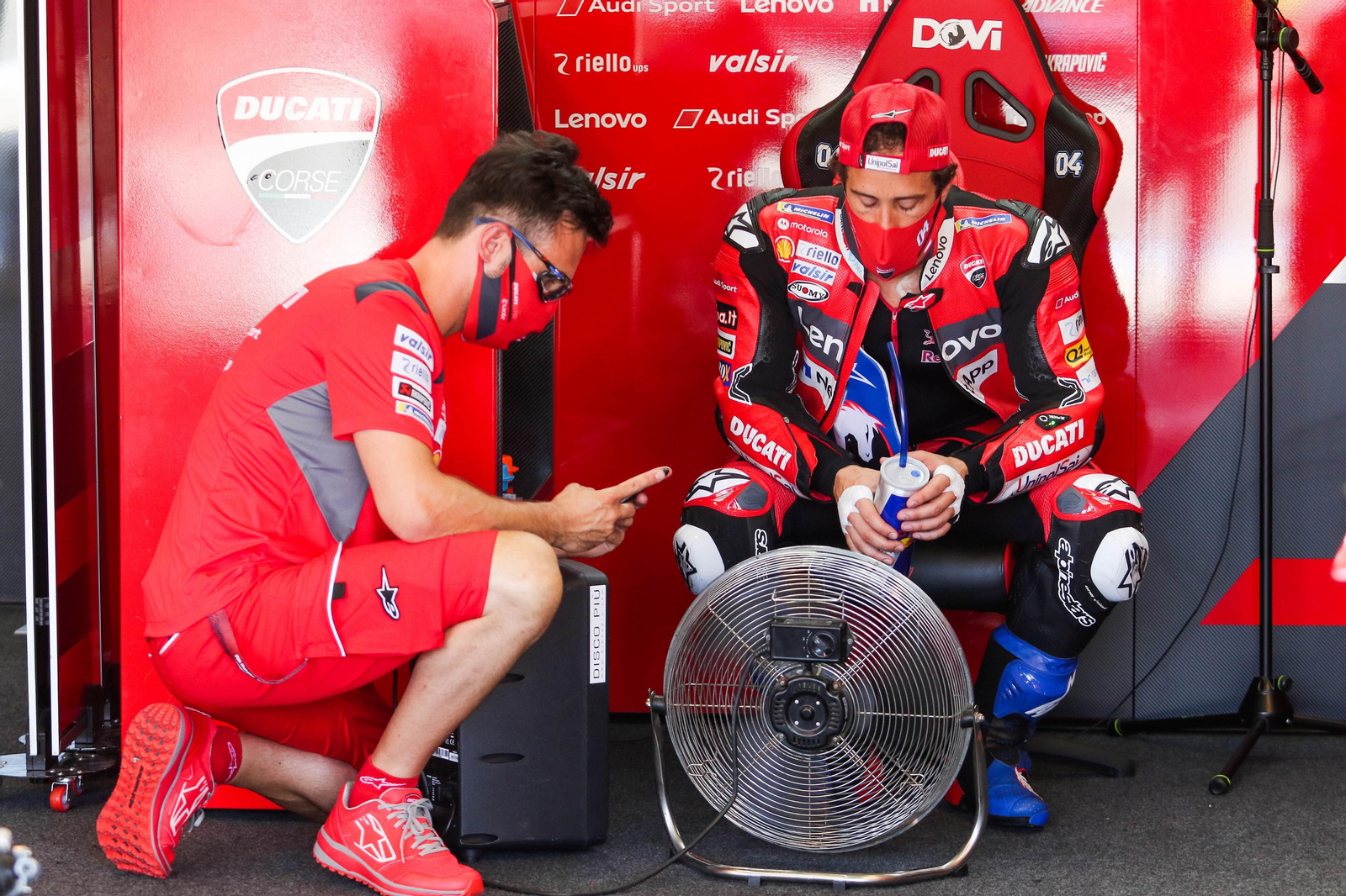 Andrea Dovizioso se refresca con un ventilador.