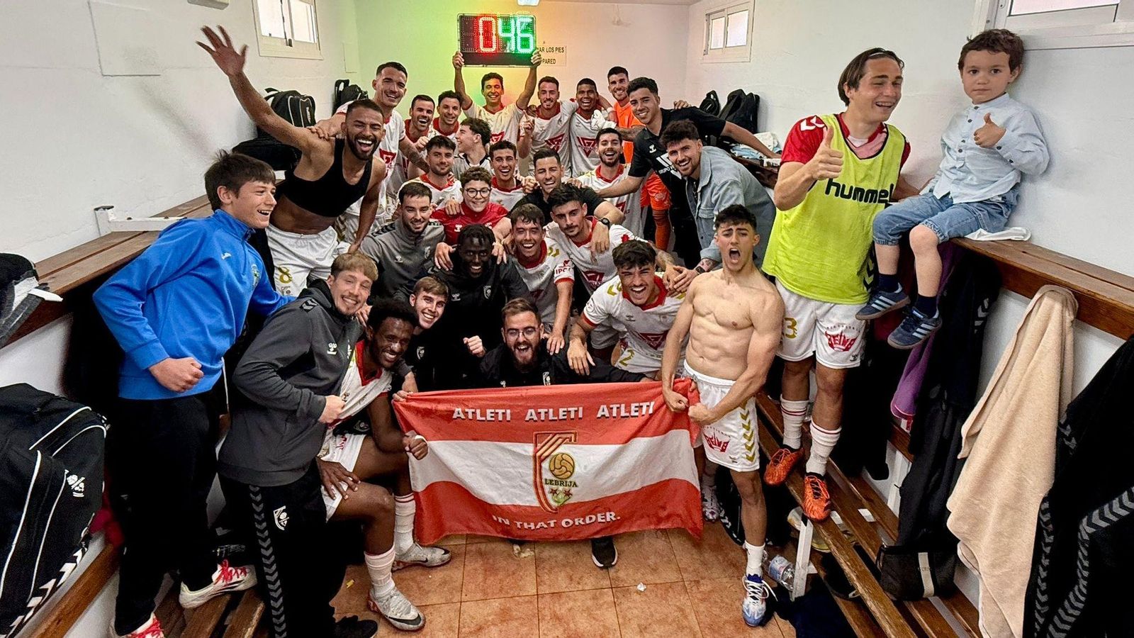 El Antoniano celebra en vestuarios su triunfo sobre el UCAM Murcia