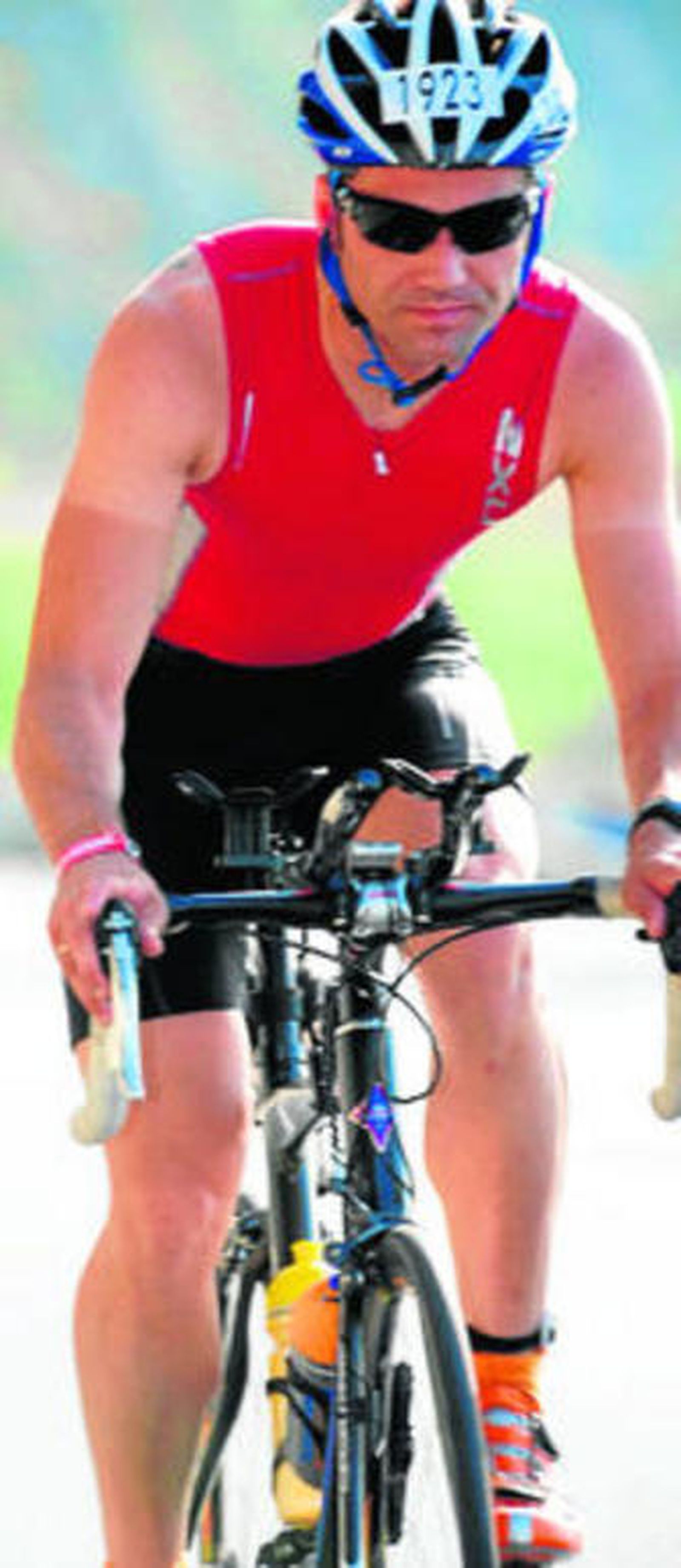 Santiago Ruiz sobre la bicicleta, en Calella.