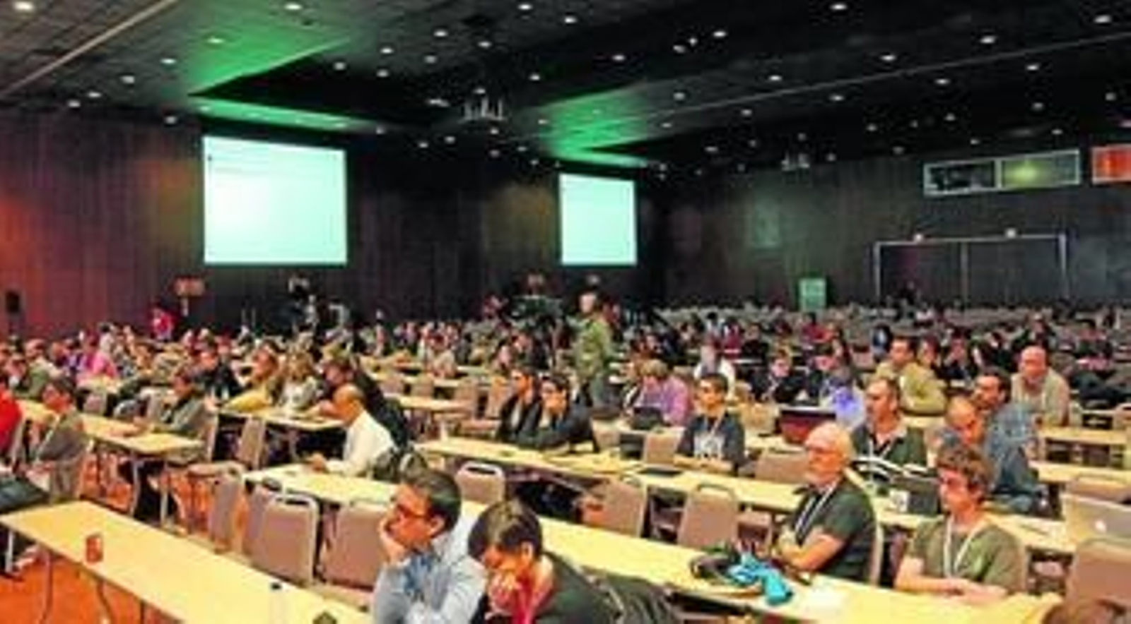 Asistentes, ayer en la sala principal del Evento Blog España, que tiene actividad simultánea en cuatro espacios del Hotel Barceló Renacimiento.