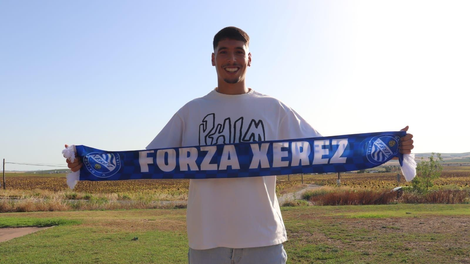 Hugo Carrillo, con una bufanda del Xerez DFC, se ha mostrado feliz tras su renovación. Hugo Carrillo, con una bufanda del Xerez DFC, se ha mostrado feliz tras su renovación.
