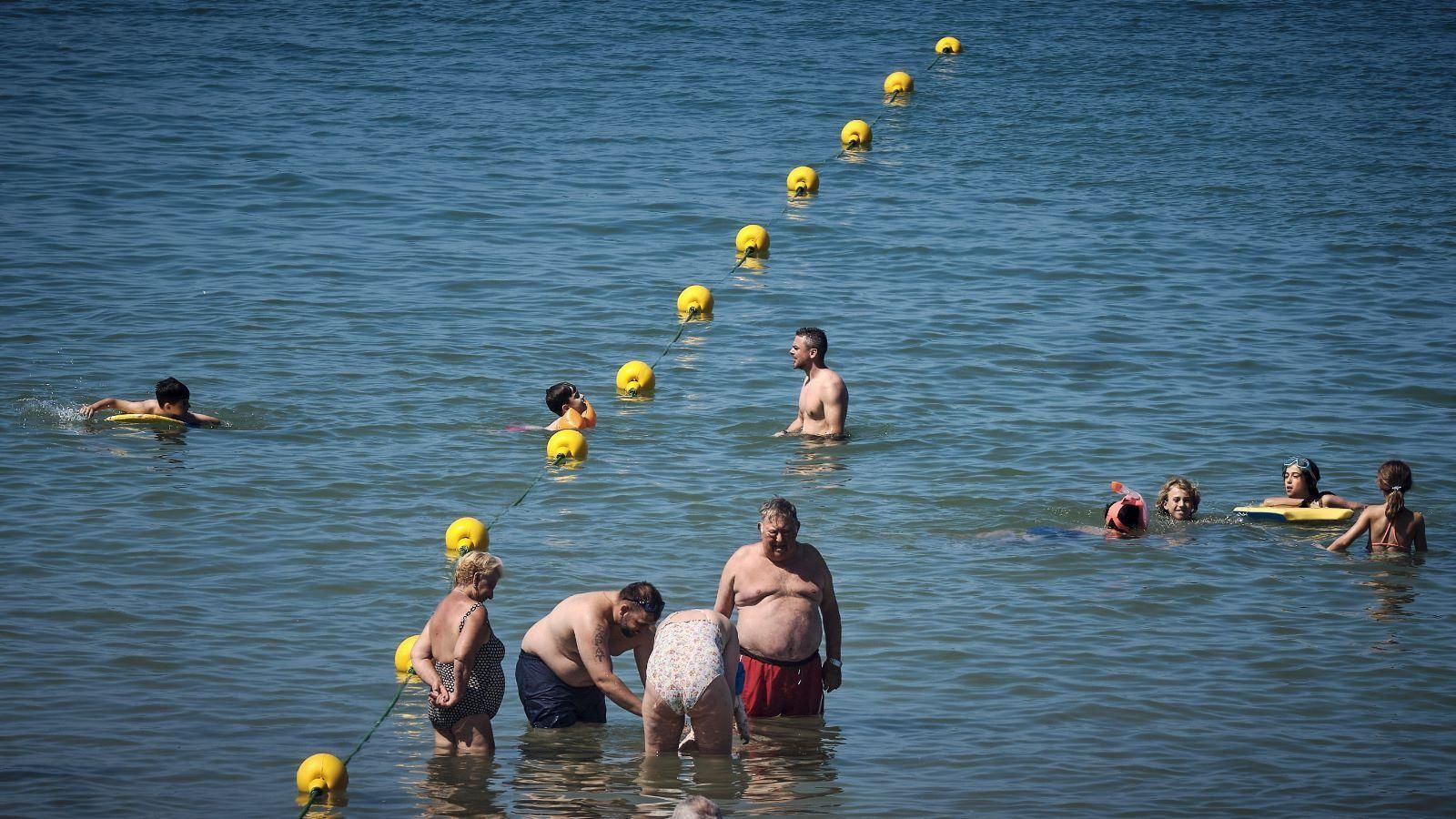 Los gaditanos eligen la playa para refrescarse en días de mucho calor en la ciudad.