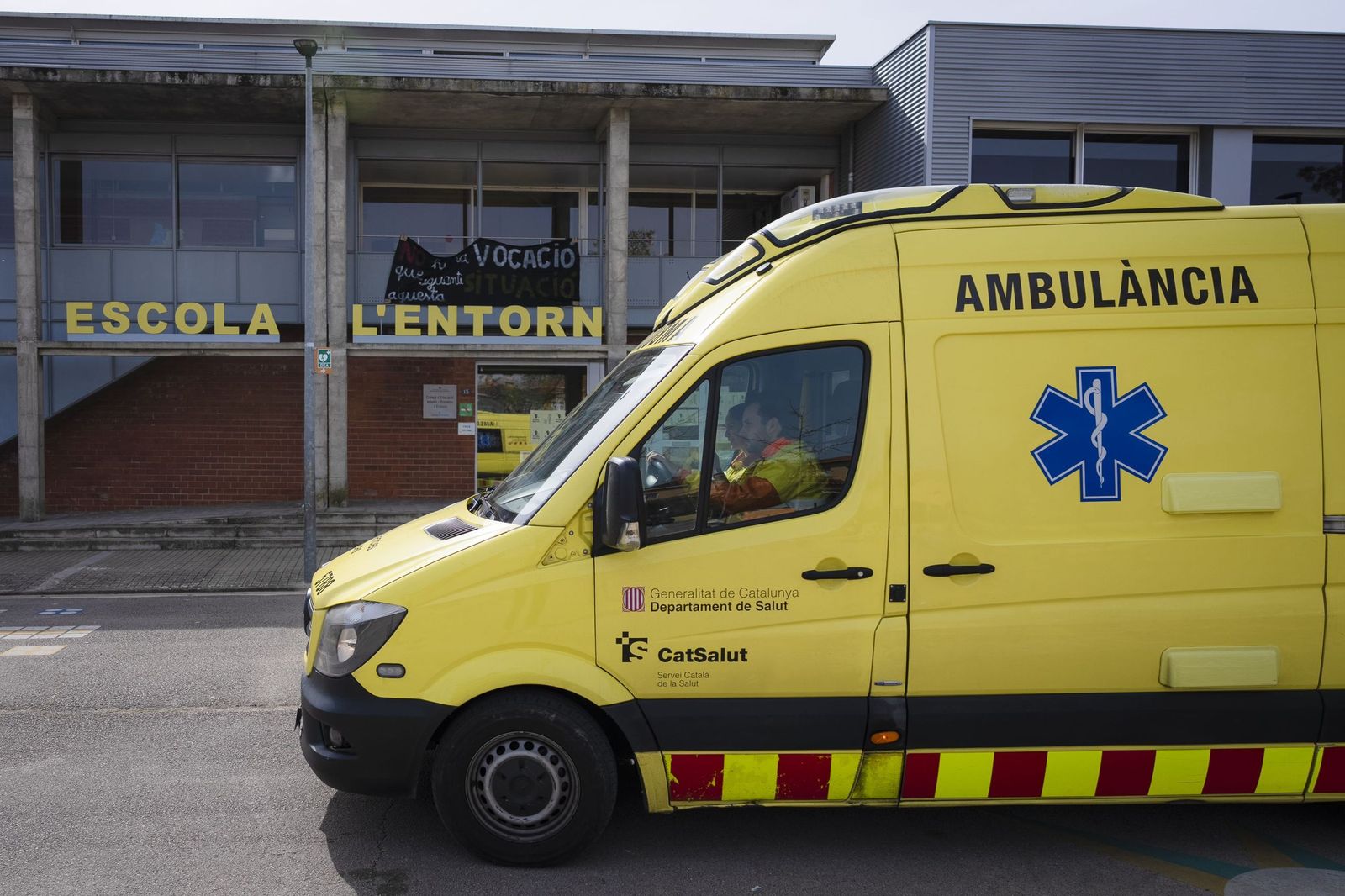 Tres niños heridos, dos graves, por quemaduras durante un experimento escolar en Porqueres (Gerona).
