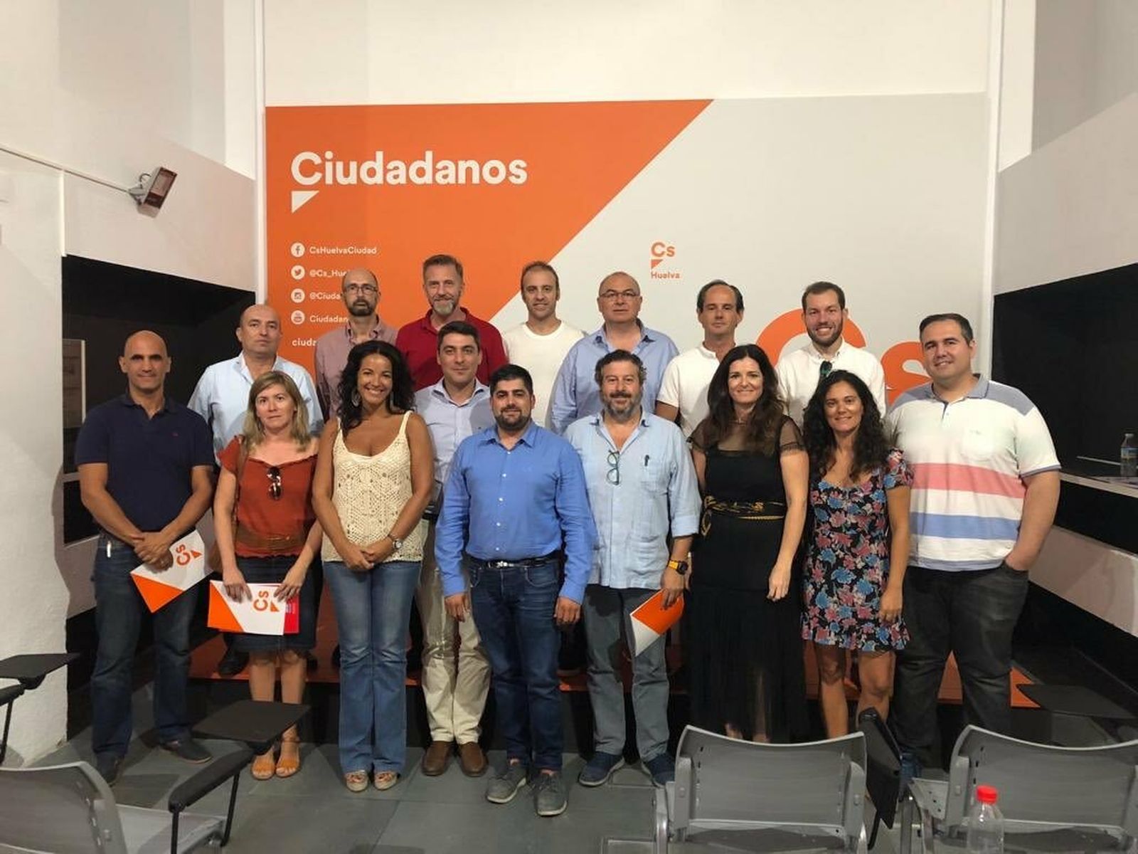 Luis Díaz (cuarto por la izquierda), en una visita a Huelva en septiembre de 2018 como responsable de Logística.