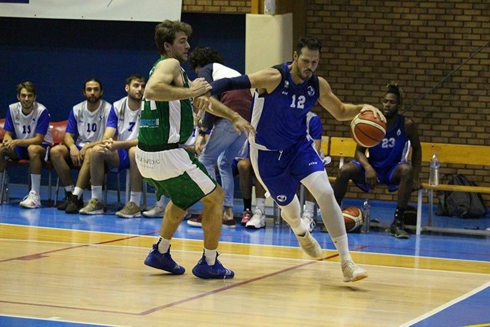 Lance del partido entre CB Marbella y Ciudad de Ponferrada.