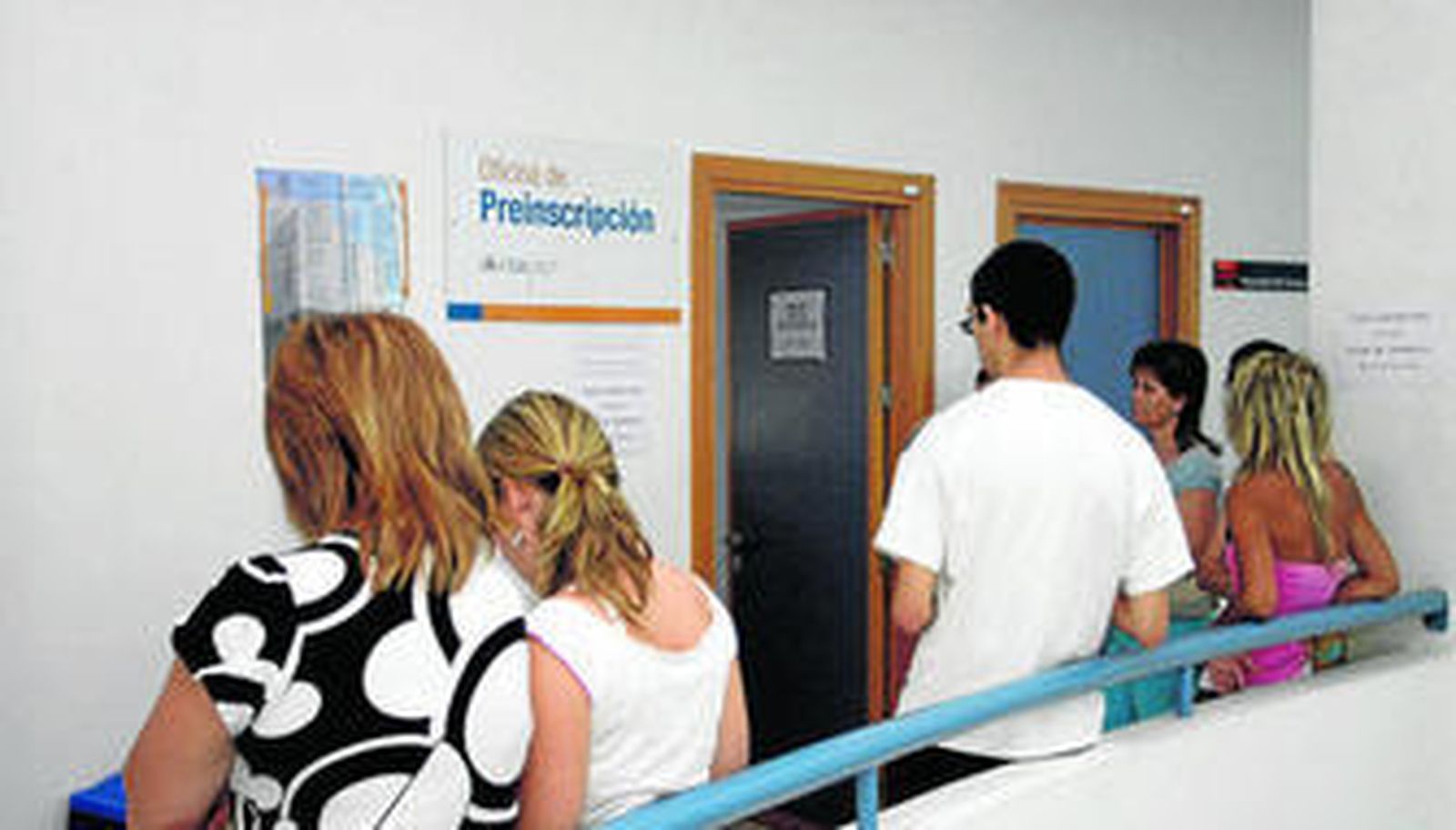 Varios alumnos hacen cola para presentar la preinscripción durante un pasado verano.