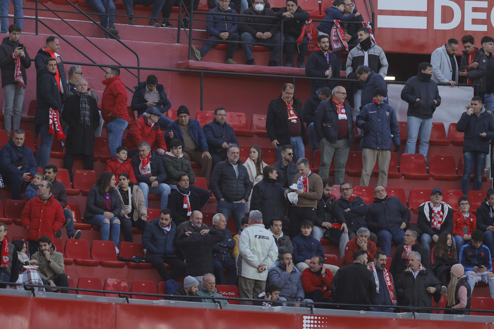 Búscate en las fotos del Sevilla-Elche