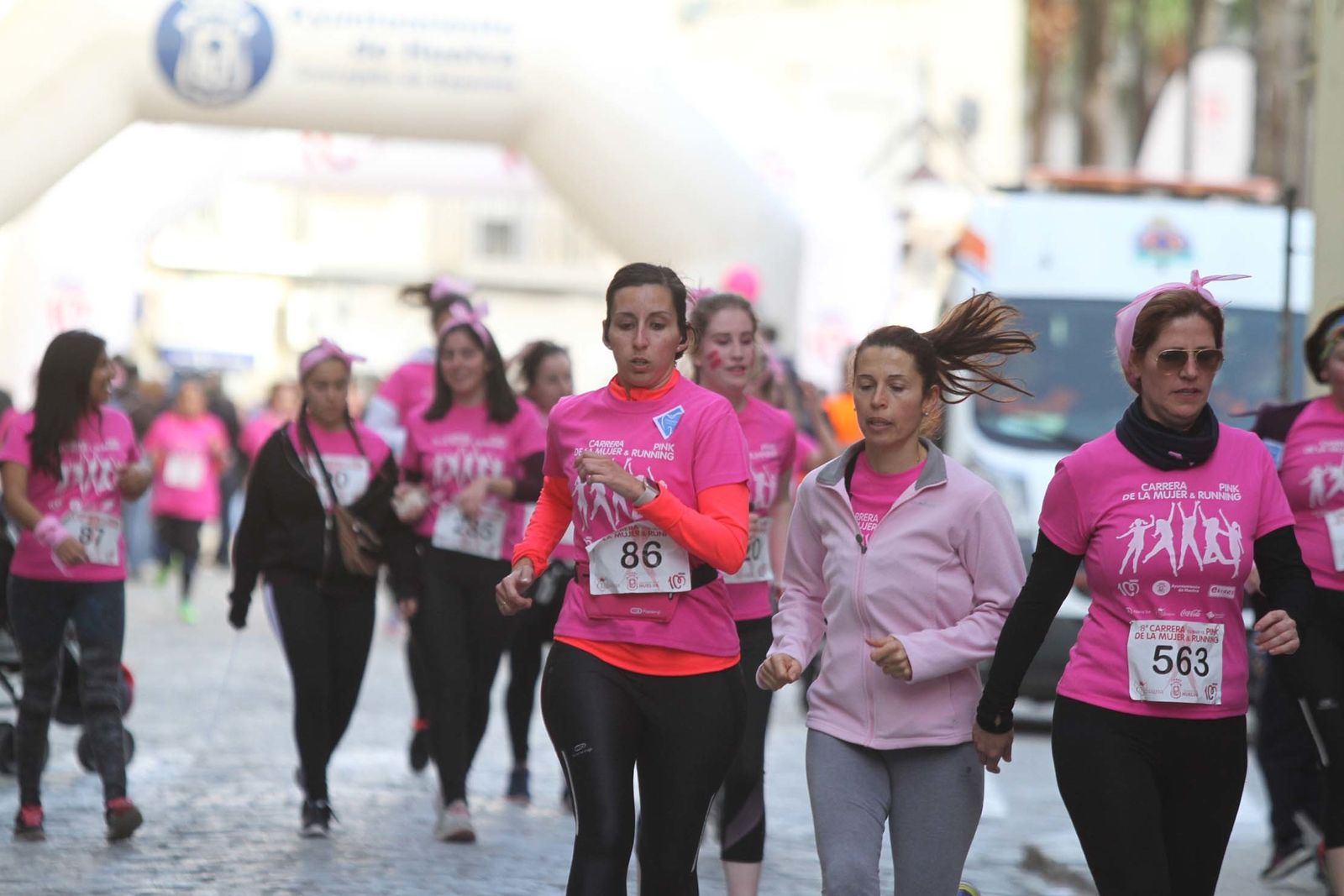 Imágenes de la Carrera contra el cáncer de mama de Huelva.