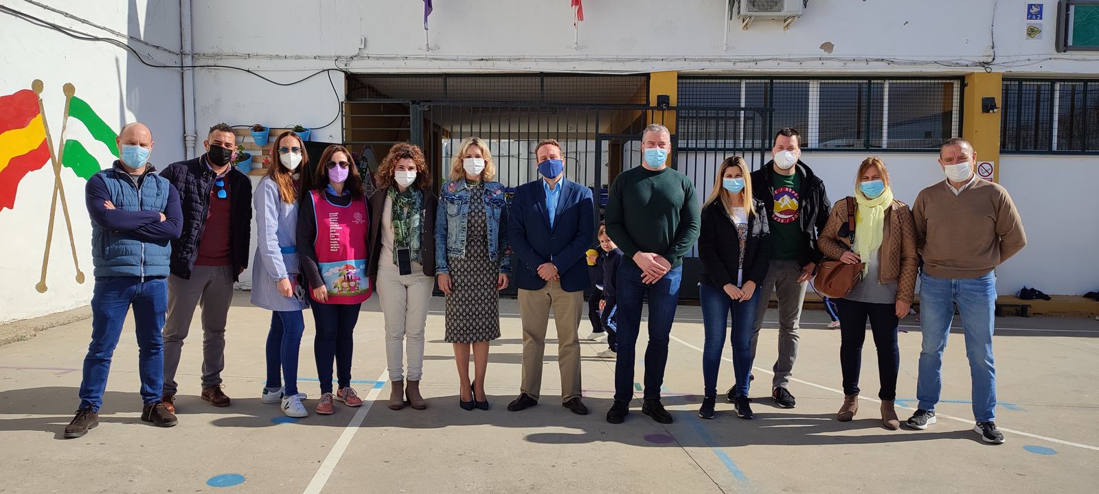 La delegada de Educación, en el centro, durante su visita a las instalaciones del colegio.