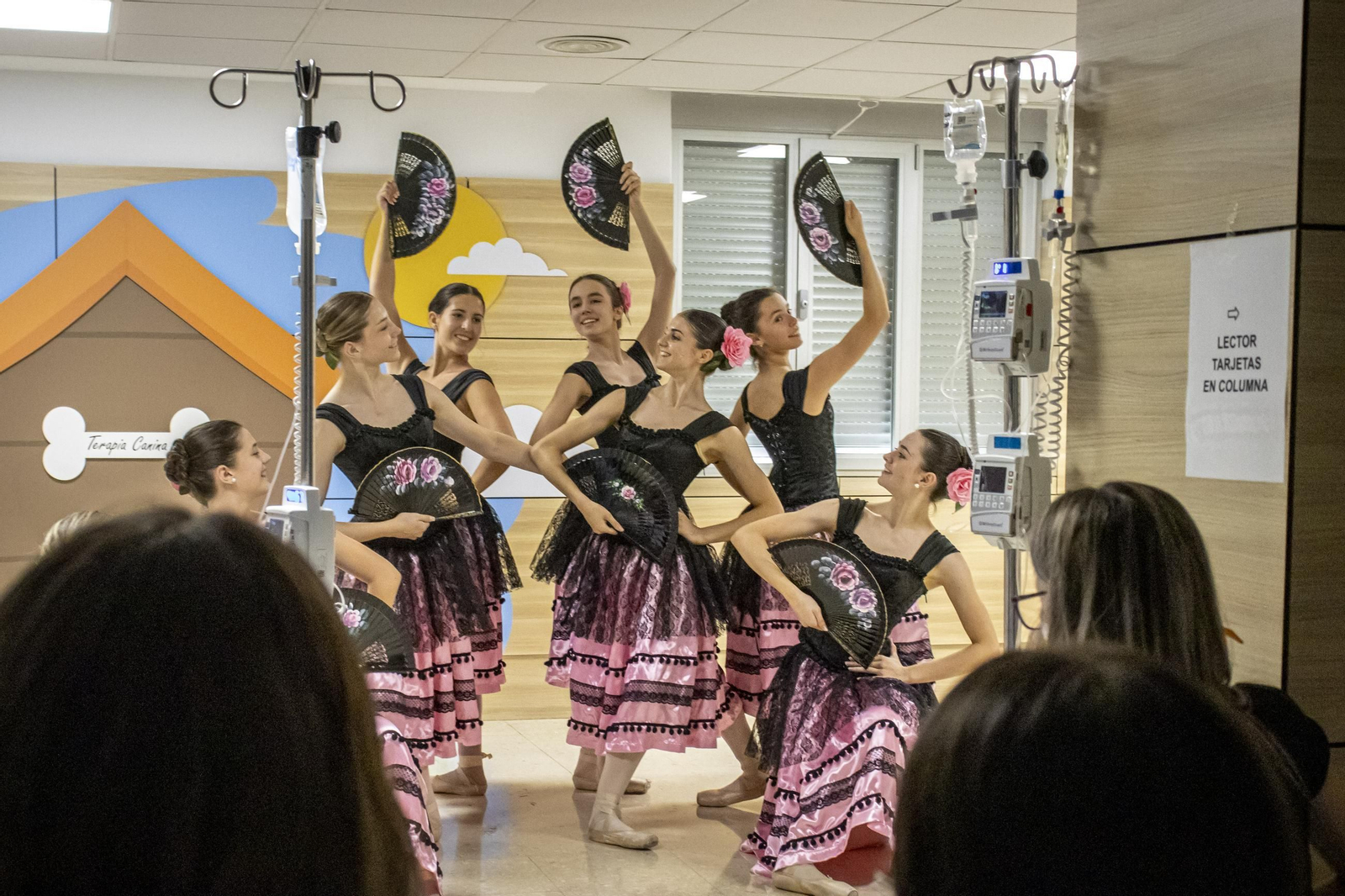 El Materno Infantil de Granada se llena de cuentos y danza de la mano del Fex