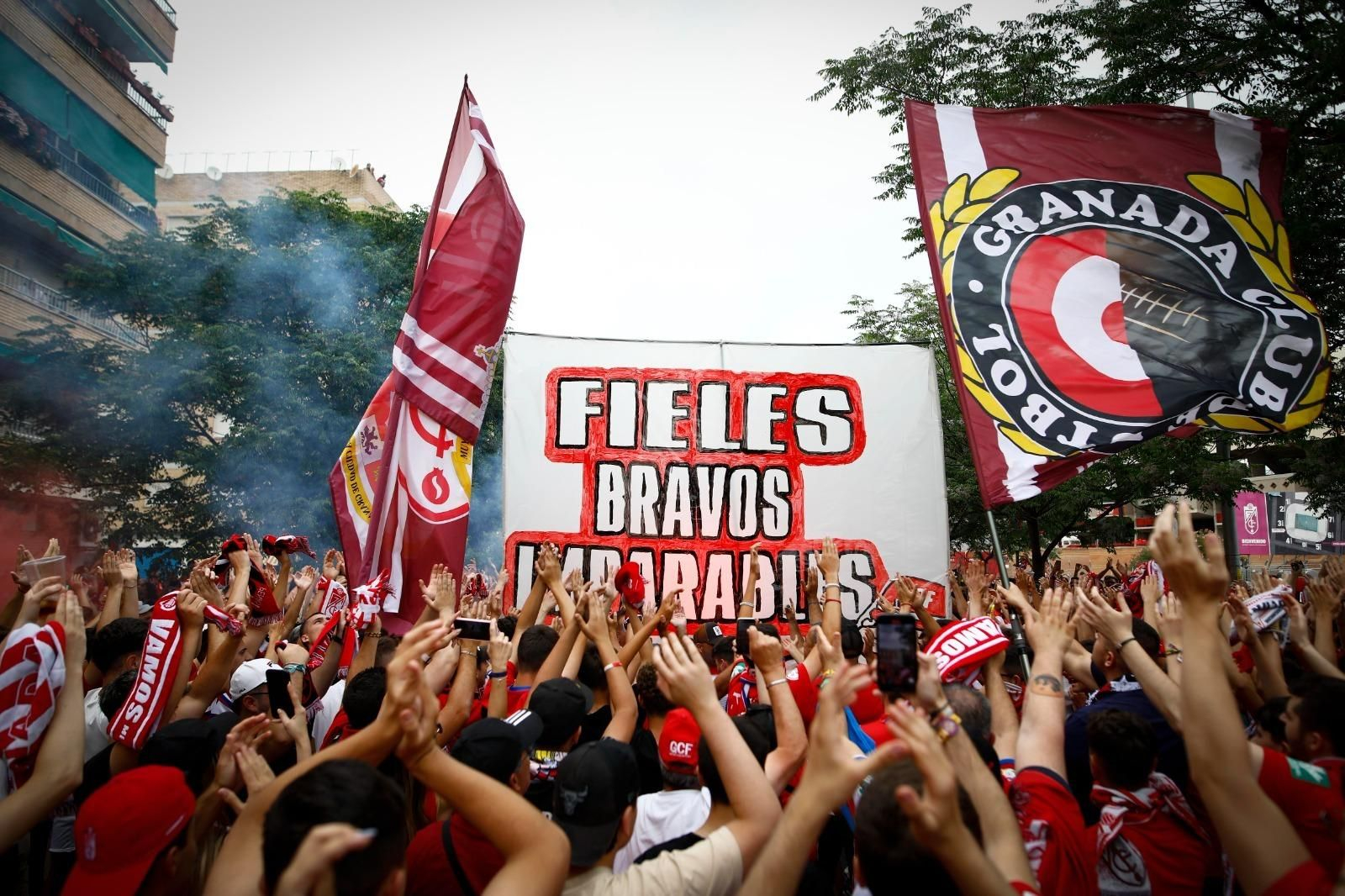 En imágenes: Así ha sido el recibimiento al autobús del Granada