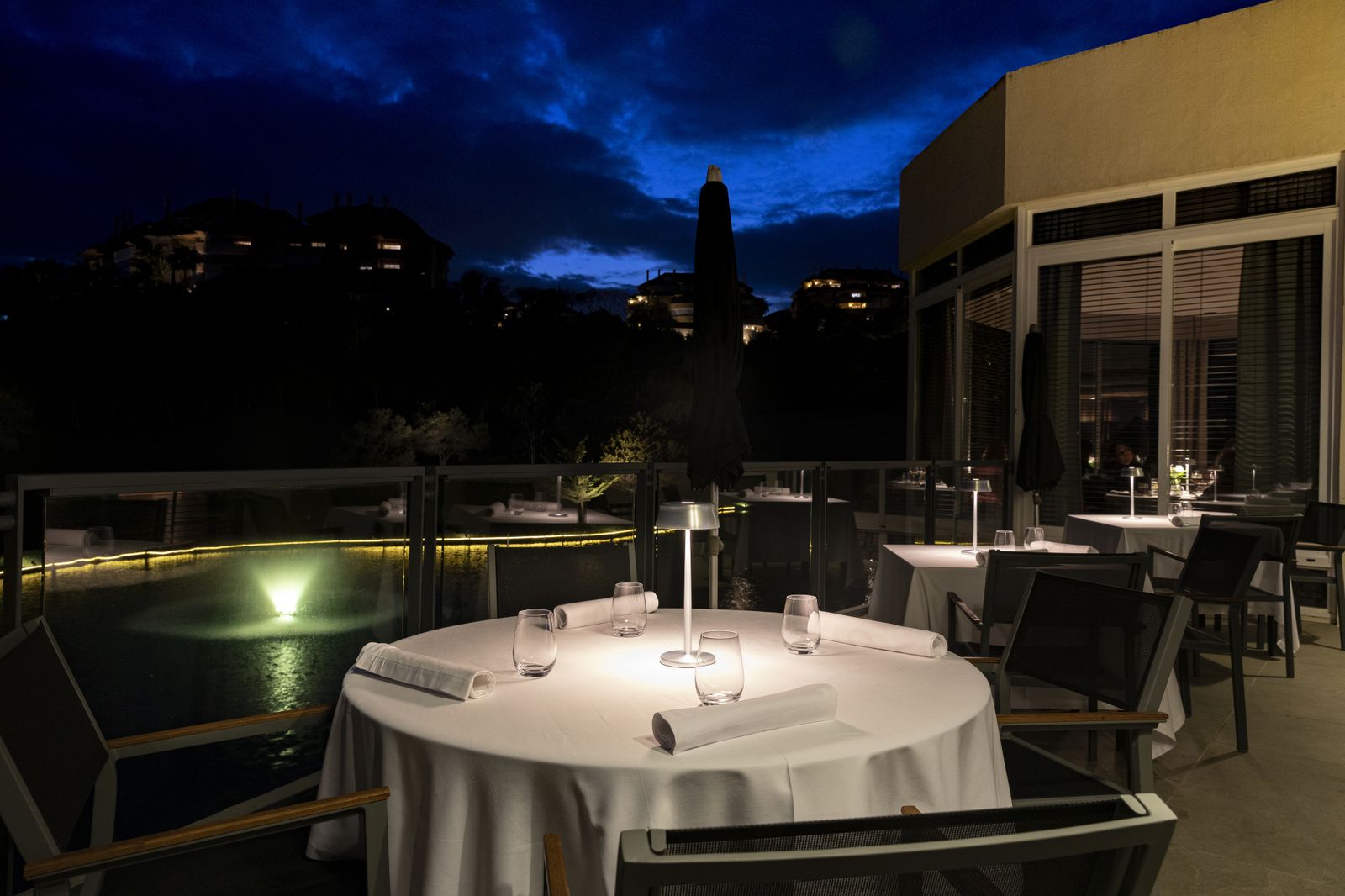 La terraza del restaurante El Lago,  localizado en Marbella.