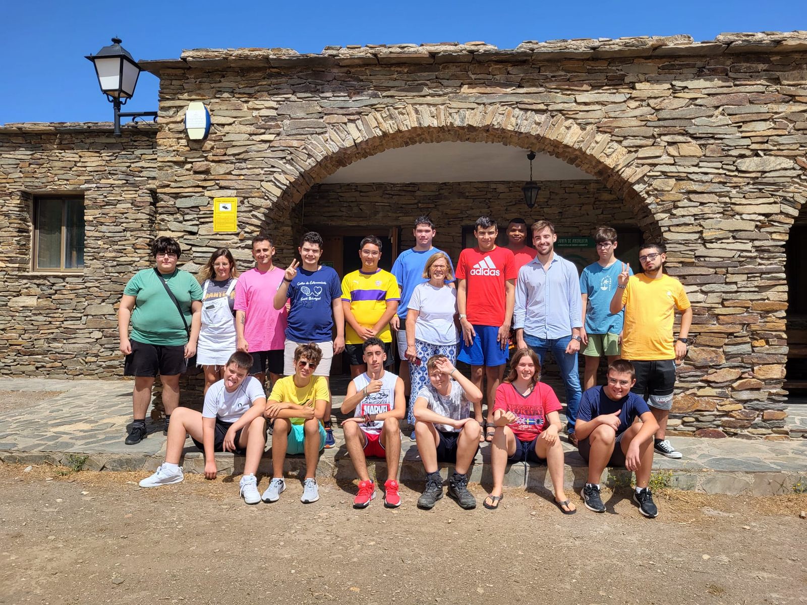 Participantes del campamento 'Naturaleza para todos' junto a Diego Martínez.