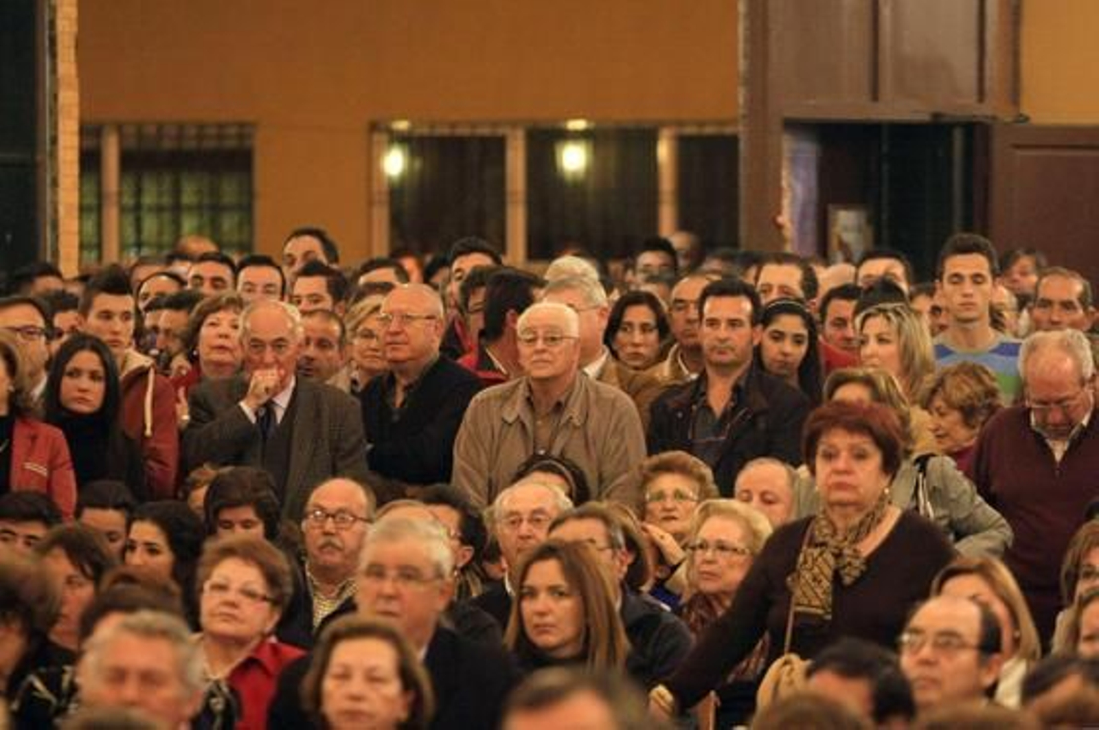 Arcángel, Argentina y Pepe 'El Marismeño' cantan la disertación del jefe de Cultura de 'Huelva Información', Eduardo Sugrañes. / Alberto Domínguez