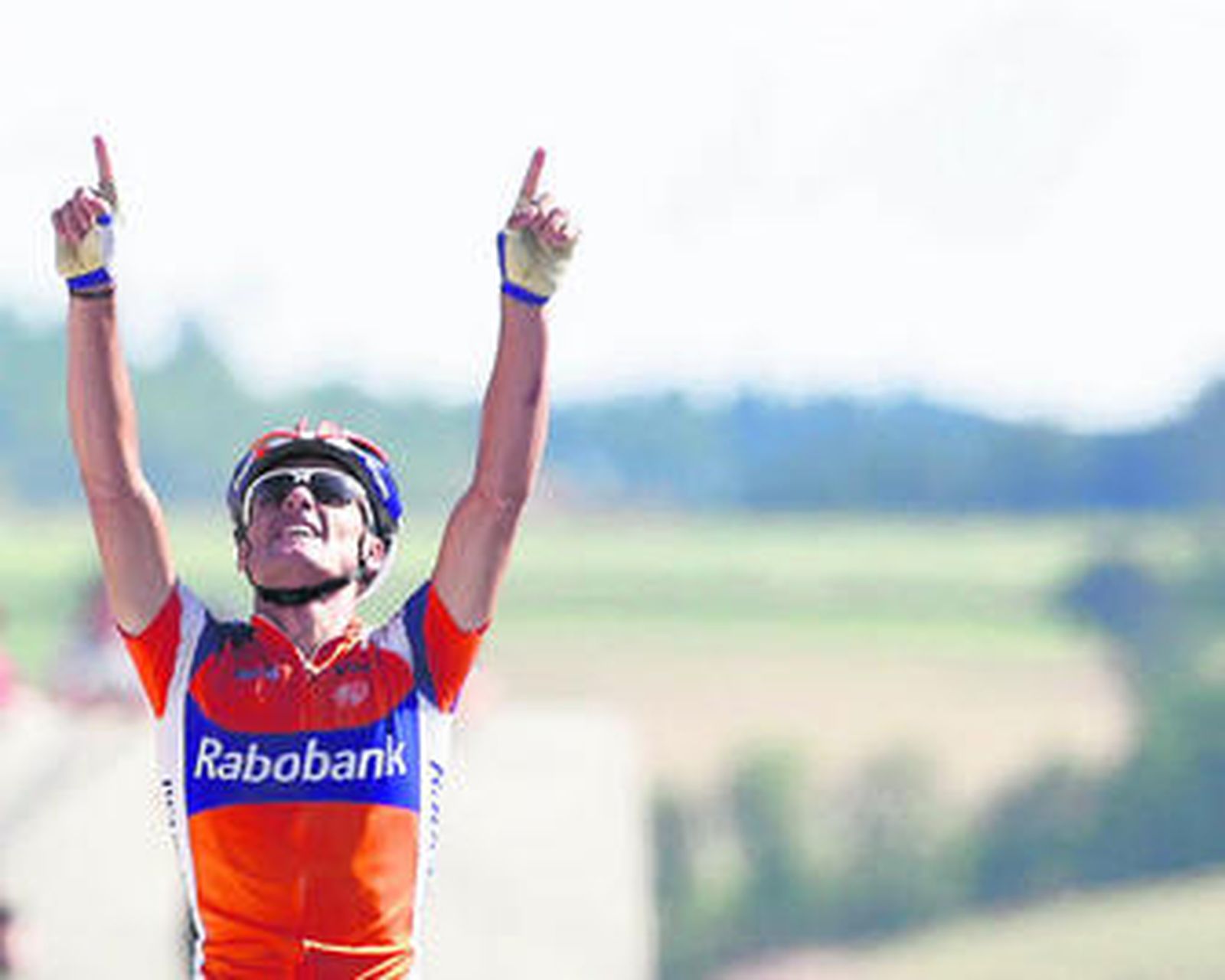 Luis León Sánchez celebra, mirando al cielo y con los brazos levantados, su triunfo en la línea de meta de Saint Flour.