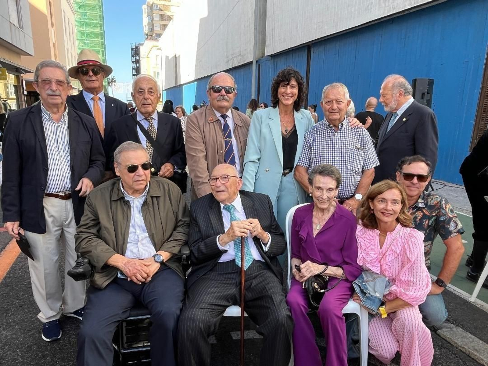 Juan Bartual con Miguel García, Ángel Sanz, Juan Manzano, Juan López-Cancio, Diego Gómez-Ángel, Emilia Bartual, Manuel y Rosario Lagares, Alberto Cernada, Guillermo Oña y Emilia Magro. Juan Bartual con Miguel García, Ángel Sanz, Juan Manzano, Juan López-Cancio, Diego Gómez-Ángel, Emilia Bartual, Manuel y Rosario Lagares, Alberto Cernada, Guillermo Oña y Emilia Magro.