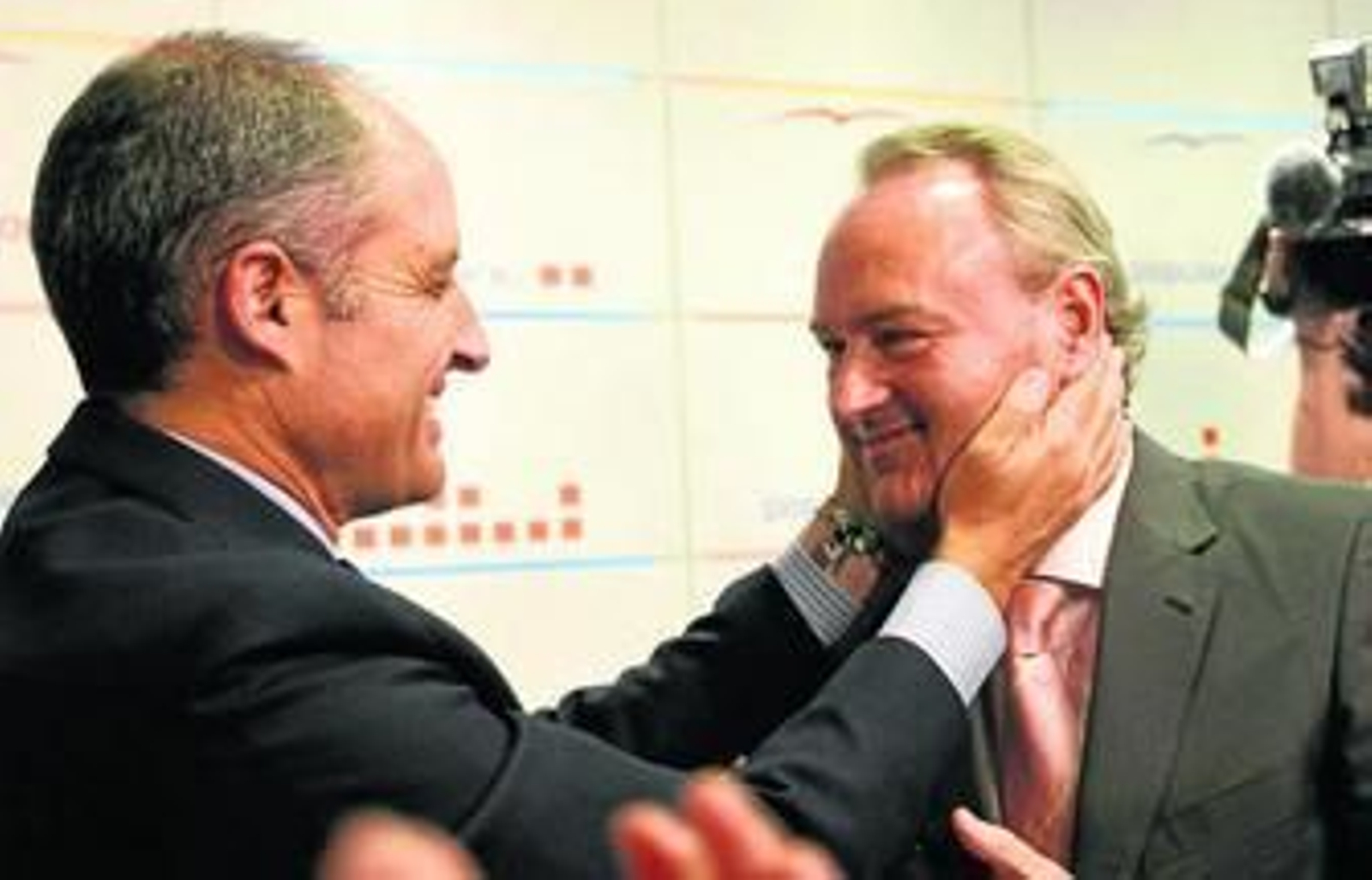 Camps saluda a Fabra el miércoles por la noche en la sede de los populares valencianos.