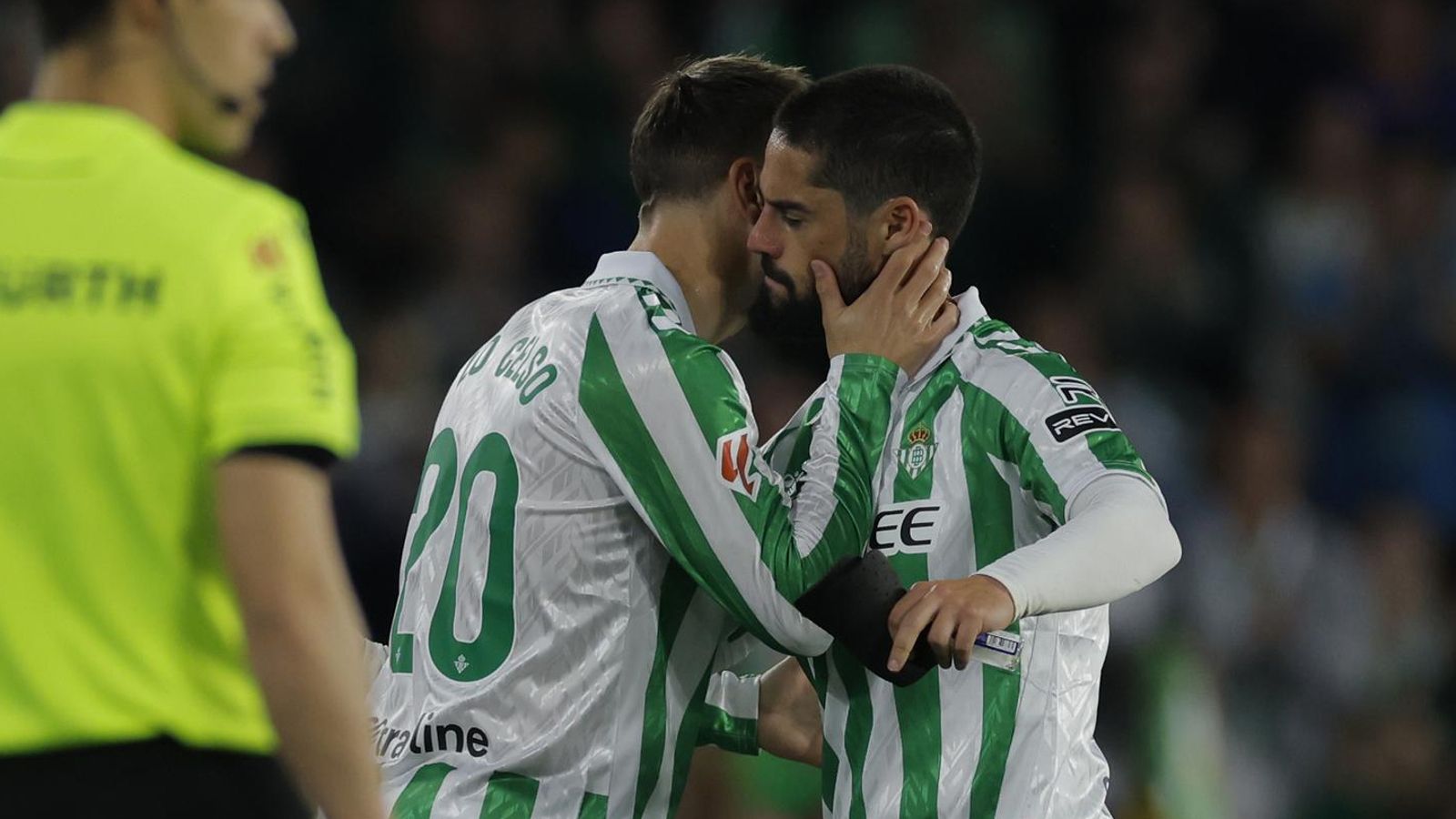 Isco es sustituido por Lo Celso debido a sus problemas físicos.