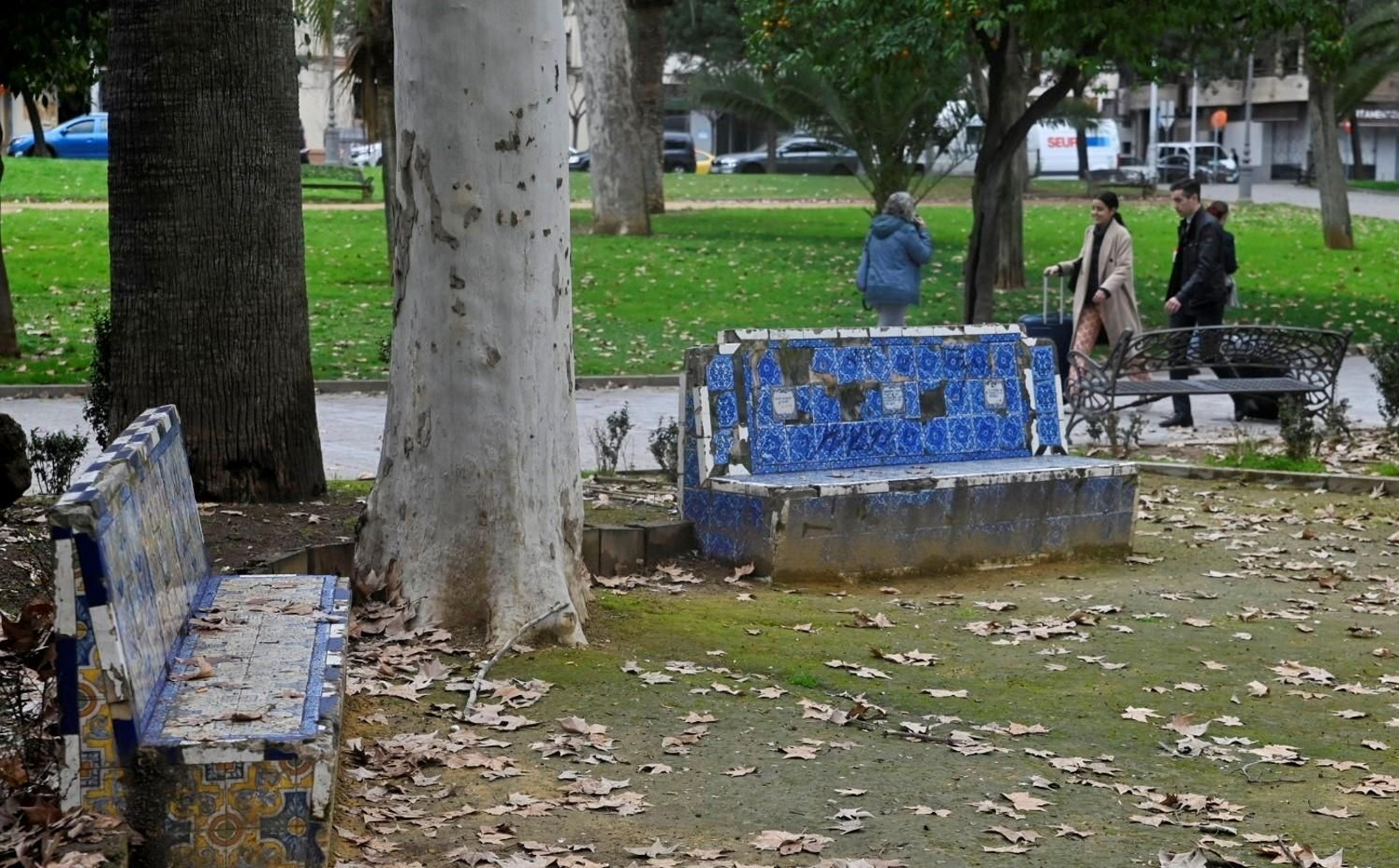 Estado de los icónicos bancos de los Jardines de la Agricultura