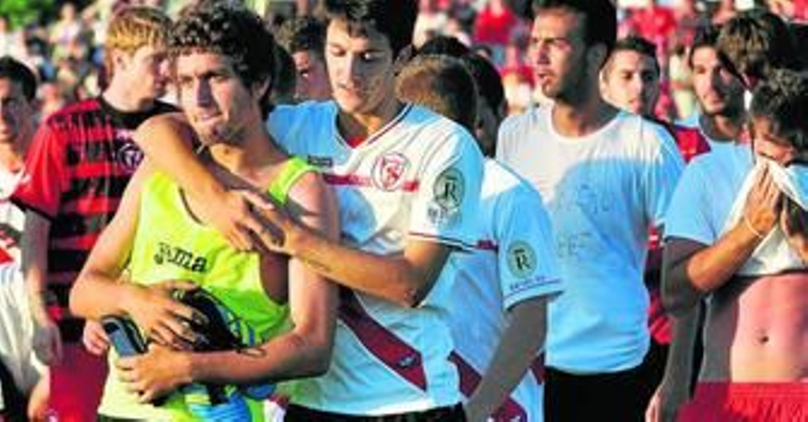 Luis Alberto consuela a Campaña tras recibir la ovación de la afición a la finalización del encuentro disputado en la ciudad deportiva.
