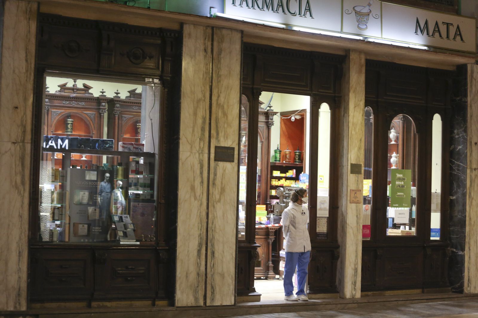 El coronavirus dibuja una noche desierta en el centro de Málaga, en fotos
