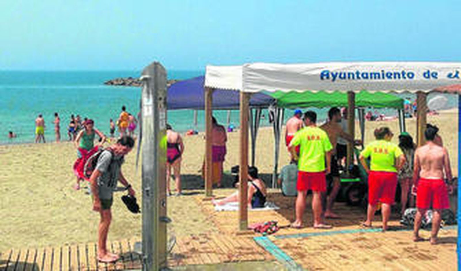 Imagen de una de las cuatro zonas de sombreado que hay en el litoral ejidense para este verano.