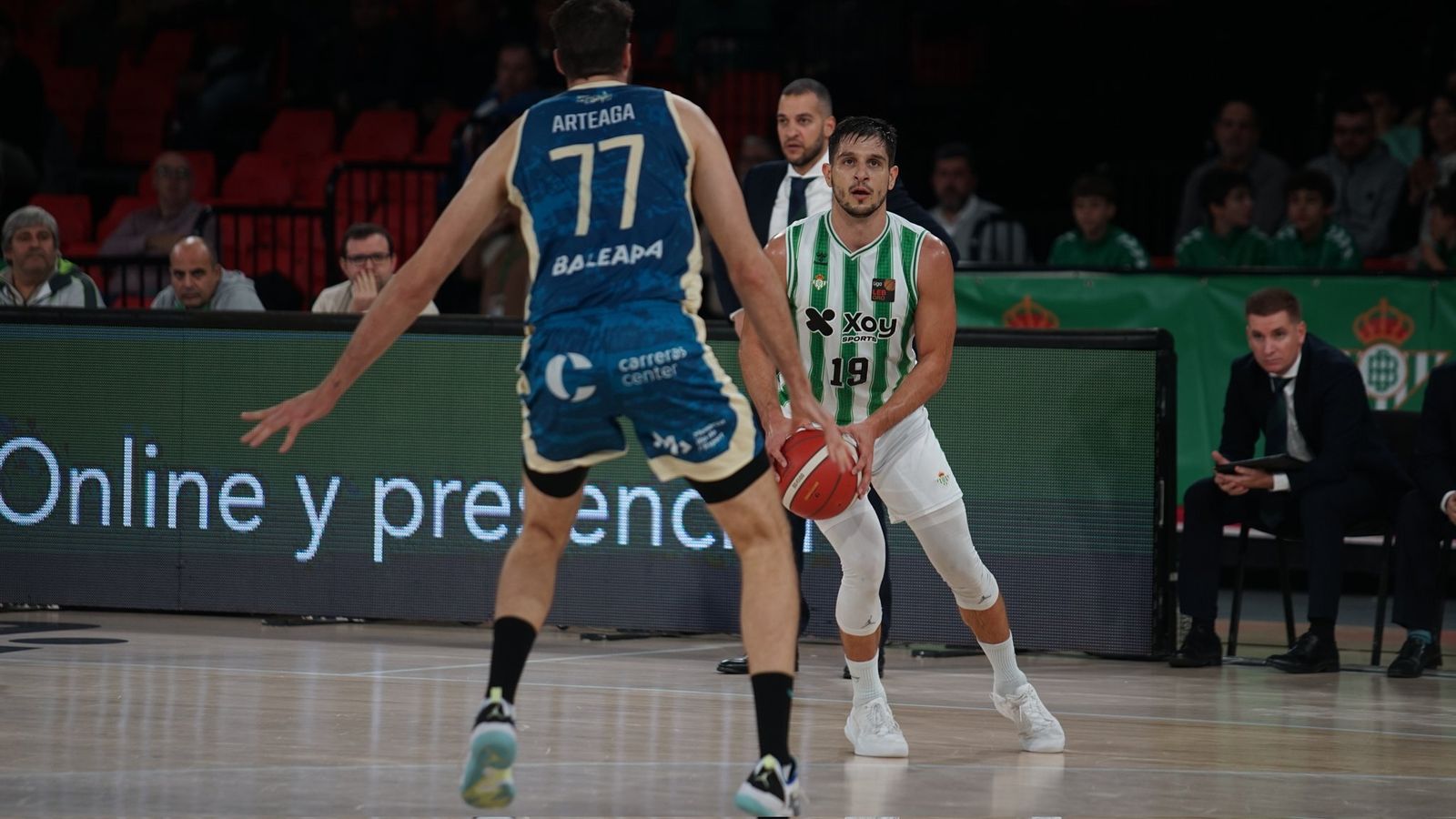 Rogic se dispone a lanzar ante Arteaga.