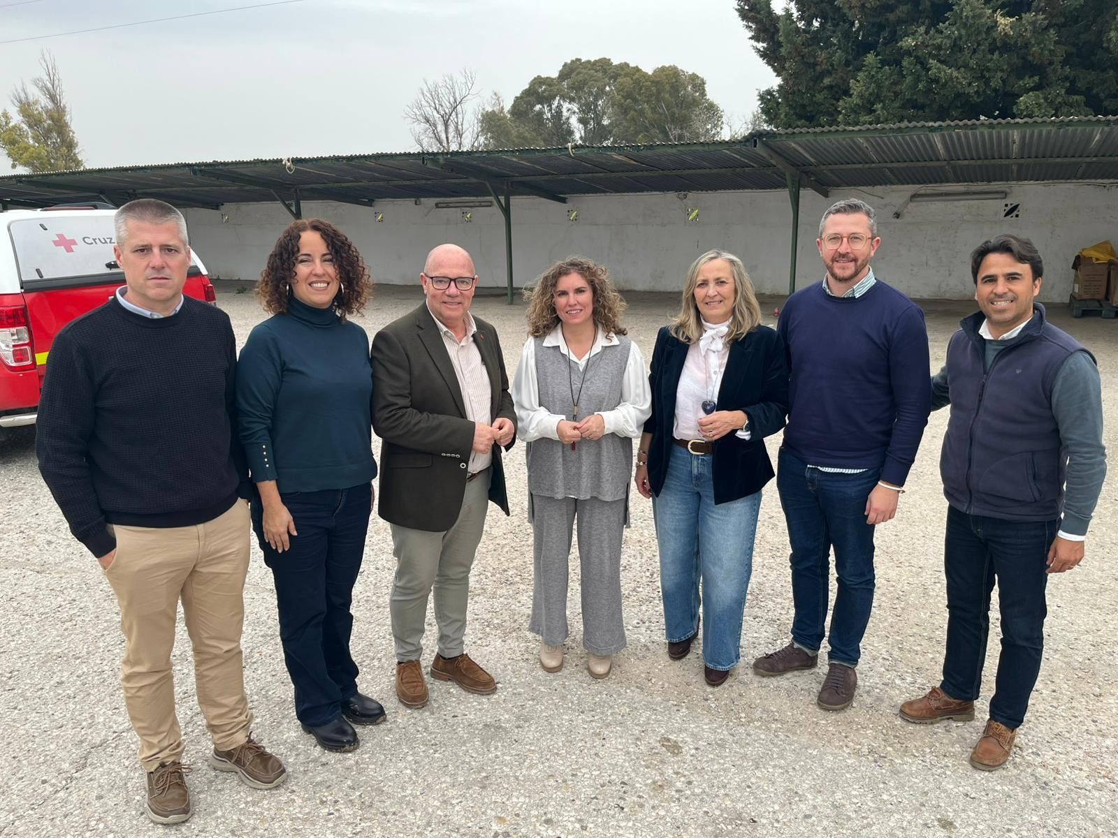 Susana Sánchez, con los responsables de Cruz Roja en la visita a enclaves de la zona rural afectados por el temporal.