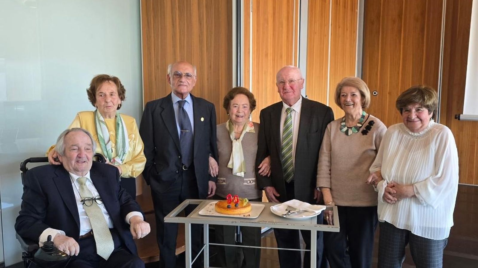 Isabel posa con sus hermanos Arturo, Rosario y Fernando Lepiani Sánchez, Bosco Rodríguez Sánchez, Aurora Velázquez y Mari Carmen Díaz.