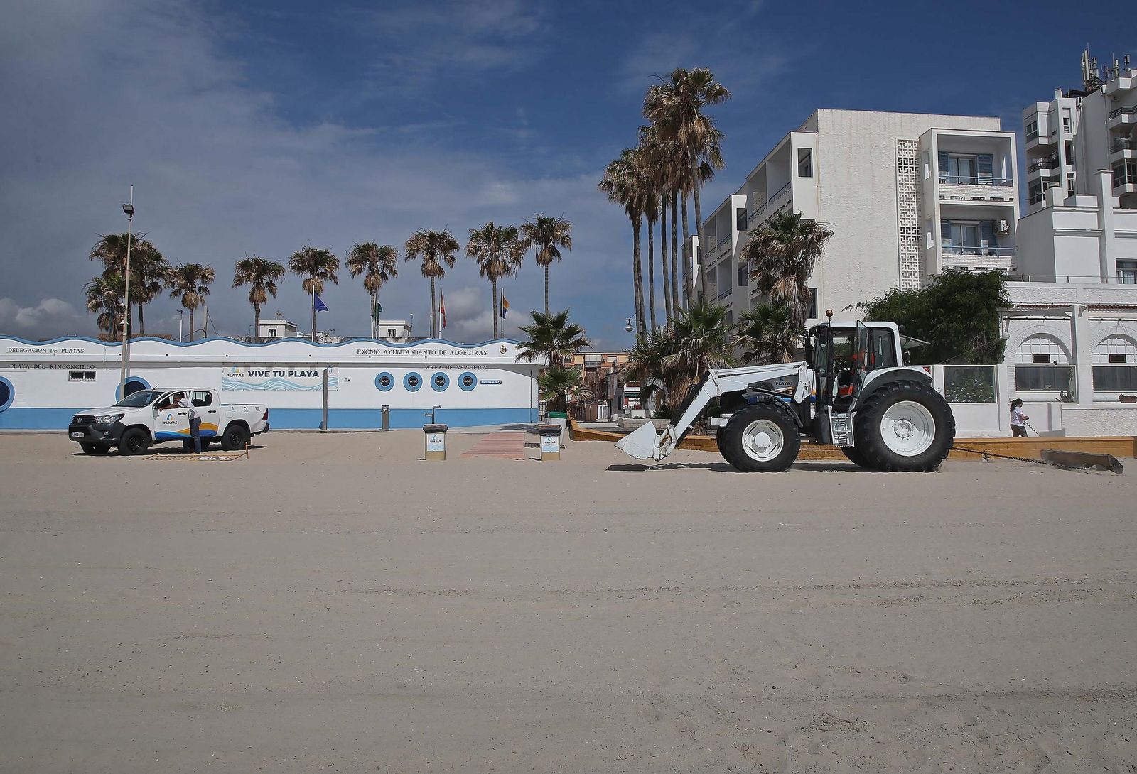Una limpiaplayas en El Rinconcillo, el pasado verano.