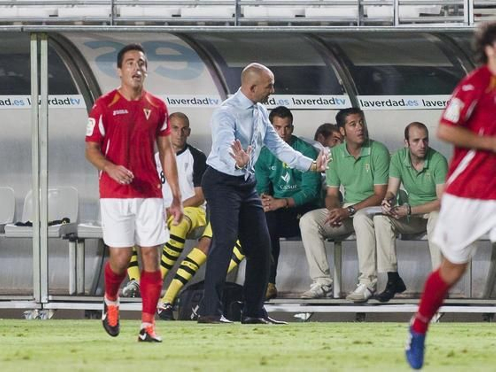 Paco Jémez, técnico del Córdoba, dando instrucciones desde el banquillo.

Foto: LOF