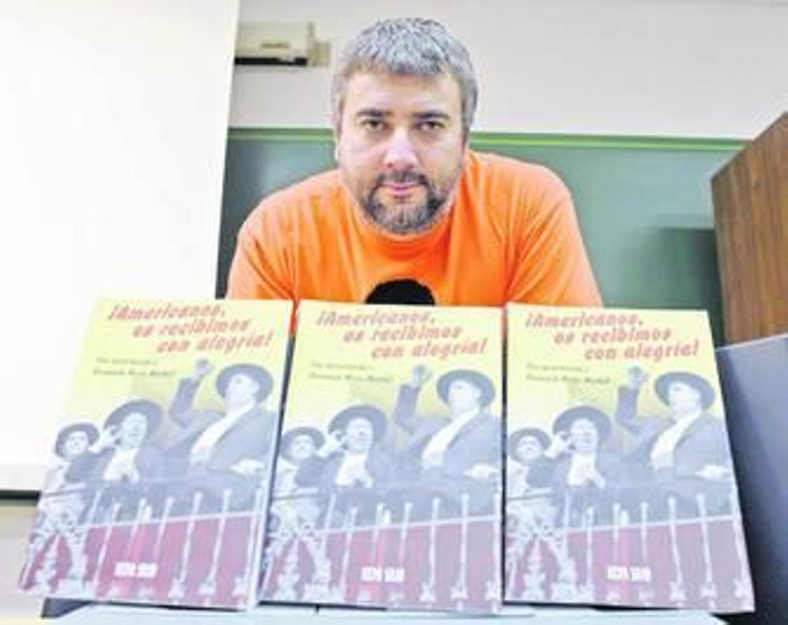 Kepa Sojo posa con varios ejemplares de su nuevo libro.