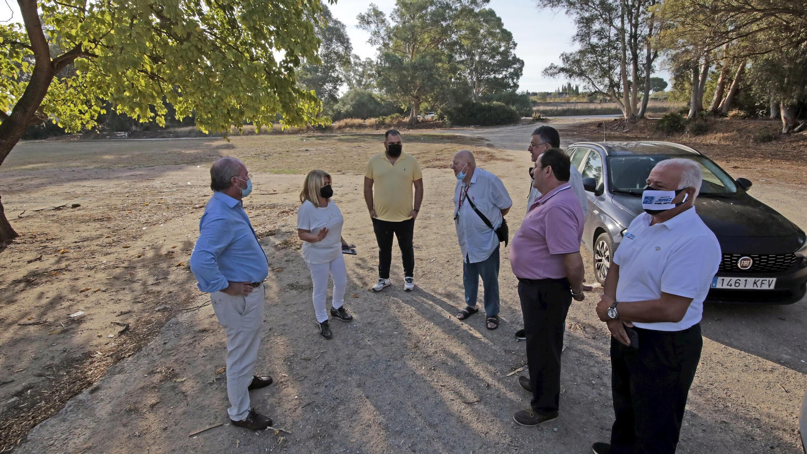 Un momento de la visita de Carlos Jover (cuarto por la izquierda) a las inmediaciones del trazado de velocidad.
