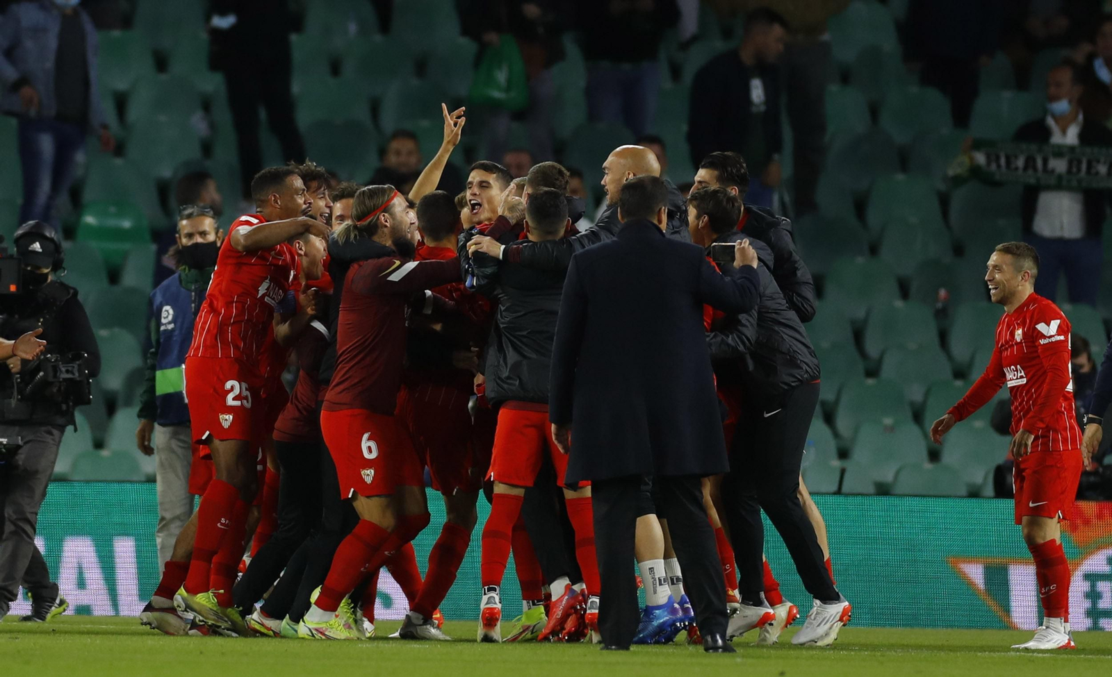 Los profesionales sevillistas celebran el triunfo al final del partido en Heliópolis.
