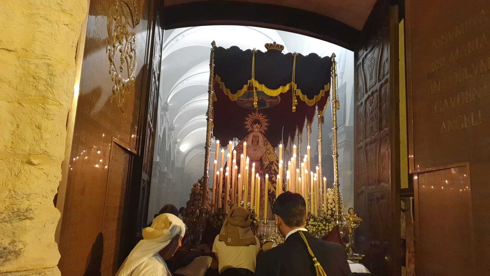 Jueves Santo en Castro del Río: La procesión de la Santa Vera Cruz, en imágenes
