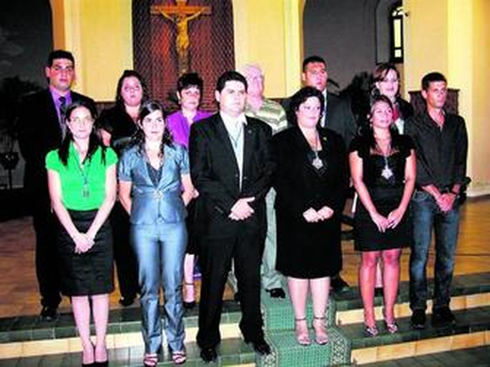 Primera foto de familia de la junta de la cofradía del Encuentro tras su toma de posesión en San Antonio.